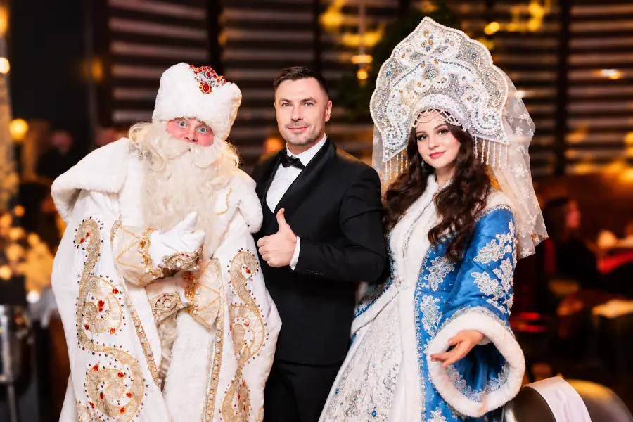 Дед Мороз и Снегурочка встречают гостей